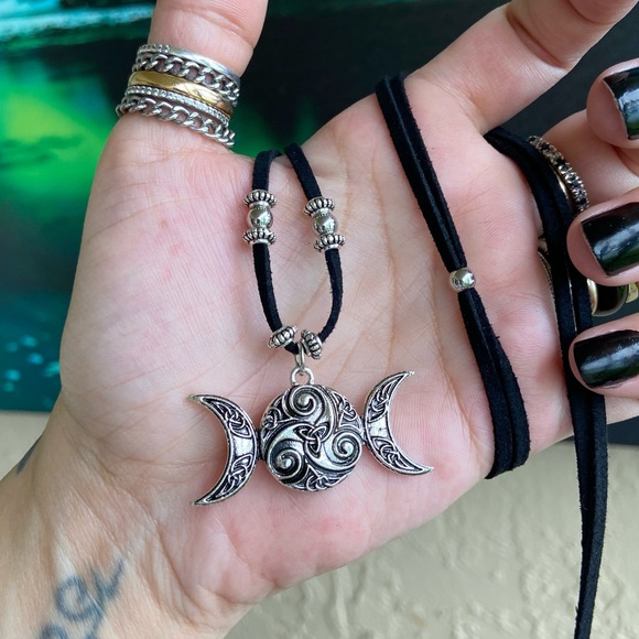 Triple moon celtic knot design choker necklace - Picture 7 of 13